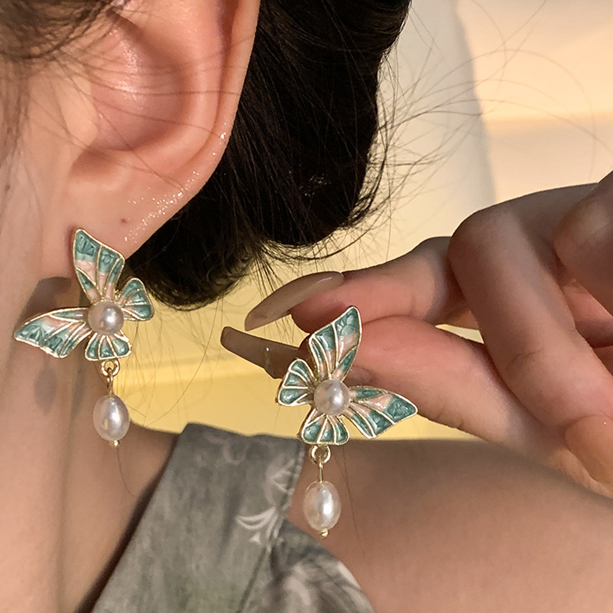 Earring Stud Retro Enamel Butterfly Pearl HXEA1510