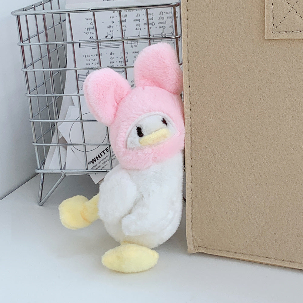 Gantungan Kunci Boneka Bebek Kepala Miring Topi Kostum Lucu Gemas