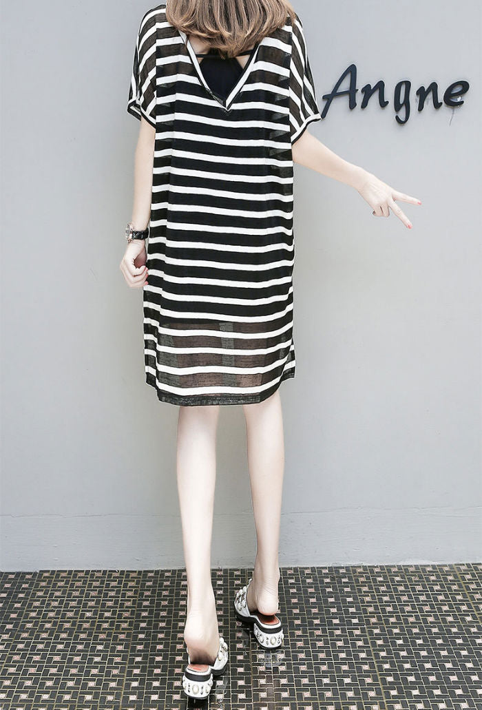 Dress Wanita Hitam Putih Garis Garis Leher V Lengan Pendek