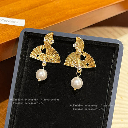Earring Stud Fan Shaped Pearl HXEA1566