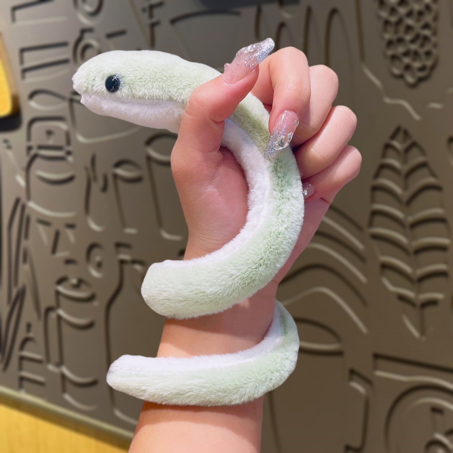 Boneka Maskot Tahun Ular Lucu Simulasi Snake Mainan Kreatif Dapat Dililitkan ke Tangan