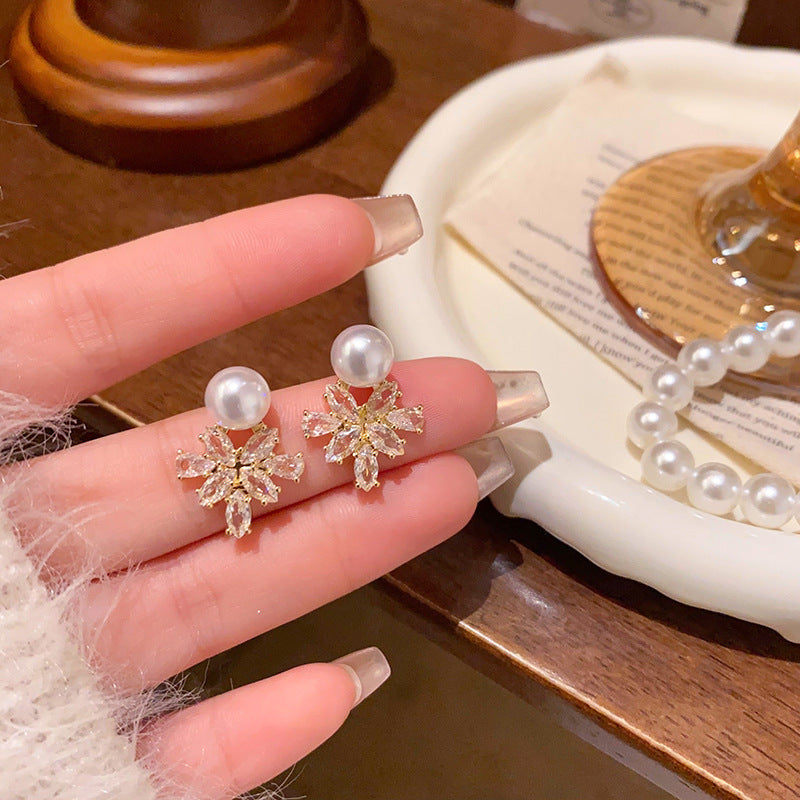 Earring Stud Super Flash Zircon Maple Leaf Pearl XEE6281