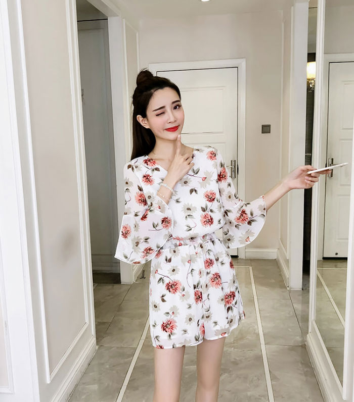 Jumpsuit Bunga Leher V Celana Pendek Fashion Korea